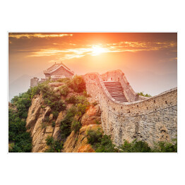 Plakat samoprzylepny Wielki Mur w Pekinie oświetlony złocistym światłem słonecznym podczas zmierzchu, Chiny