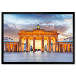 Plakat w ramie Berlin - oświetlona Brama Brandenburska w nocy
