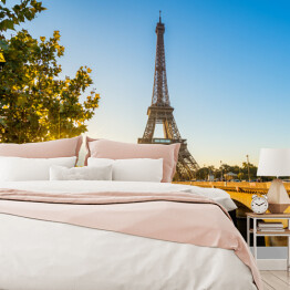 Fototapeta winylowa zmywalna Widok na wieżę Eiffla w Paryżu z perspektywy mostu na Sekwanie