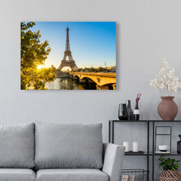 Obraz na płótnie Widok na wieżę Eiffla w Paryżu z perspektywy mostu na Sekwanie