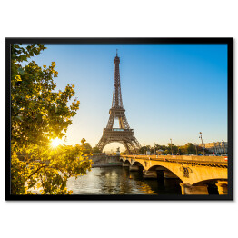 Plakat w ramie Widok na wieżę Eiffla w Paryżu z perspektywy mostu na Sekwanie