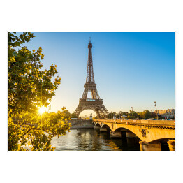 Plakat Widok na wieżę Eiffla w Paryżu z perspektywy mostu na Sekwanie