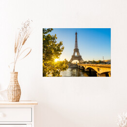 Plakat Widok na wieżę Eiffla w Paryżu z perspektywy mostu na Sekwanie