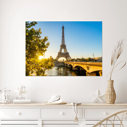 Plakat samoprzylepny Widok na wieżę Eiffla w Paryżu z perspektywy mostu na Sekwanie