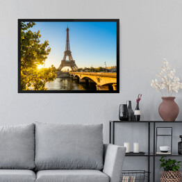 Obraz w ramie Widok na wieżę Eiffla w Paryżu z perspektywy mostu na Sekwanie