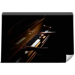 Ręce kobiety na klawiaturze - pianino w nocy