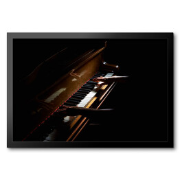 Obraz w ramie Ręce kobiety na klawiaturze - pianino w nocy