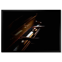 Plakat w ramie Ręce kobiety na klawiaturze - pianino w nocy