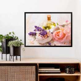 Obraz w ramie Olejek z lawendą i kwiatem róży