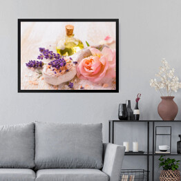 Obraz w ramie Olejek z lawendą i kwiatem róży