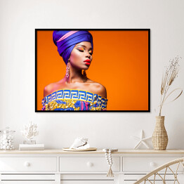 Plakat w ramie Piękna kobieta w kolorowym stroju na pomarańczowym tle