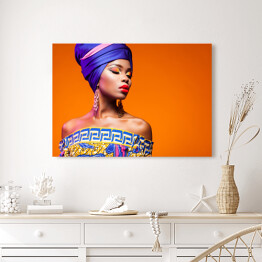 Obraz na płótnie Piękna kobieta w kolorowym stroju na pomarańczowym tle