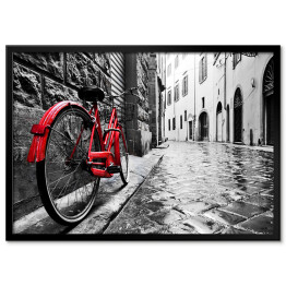 Plakat w ramie Retro czerwony rower na chodniku w starym miasteczku