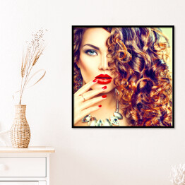Plakat w ramie Kobieta z kręconymi włosami i starannym makijażem