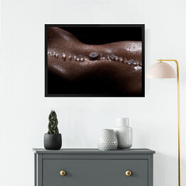 Obraz w ramie Opalony brzuch z kroplami wody