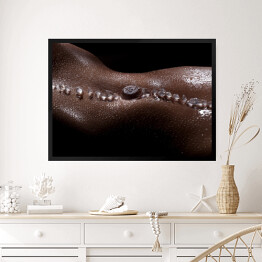 Obraz w ramie Opalony brzuch z kroplami wody