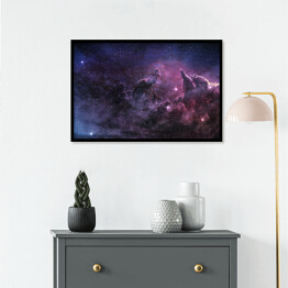 Plakat w ramie Purpurowa mgławica i kosmiczny pył w polu gwiazdy