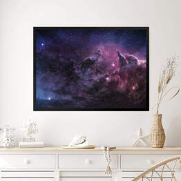 Obraz w ramie Purpurowa mgławica i kosmiczny pył w polu gwiazdy