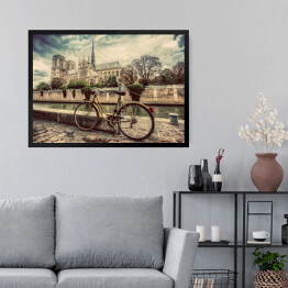 Obraz w ramie Rower na paryskiej ulicy, z Katedrą Notre Dame w tle, Francja