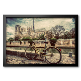 Obraz w ramie Rower na paryskiej ulicy, z Katedrą Notre Dame w tle, Francja