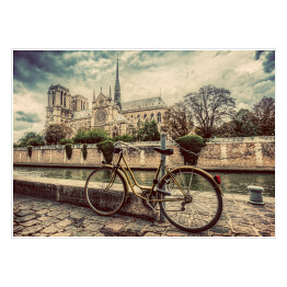 Plakat samoprzylepny Rower na paryskiej ulicy, z Katedrą Notre Dame w tle, Francja