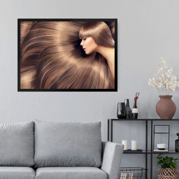 Obraz w ramie Kobieta z błyszczącymi długimi włosami jako tło