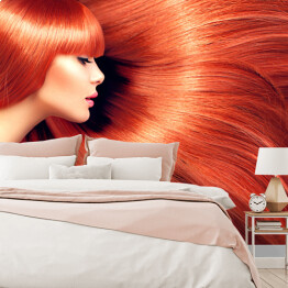 Kobieta z długimi czerwonymi włosami jako tło