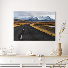 Obraz na płótnie Islandzka pusta droga na tle gór zimą