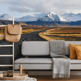 Fototapeta winylowa zmywalna Islandzka pusta droga na tle gór zimą
