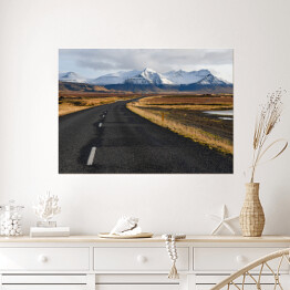 Plakat Islandzka pusta droga na tle gór zimą