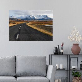 Plakat samoprzylepny Islandzka pusta droga na tle gór zimą
