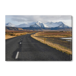 Obraz na płótnie Islandzka pusta droga na tle gór zimą