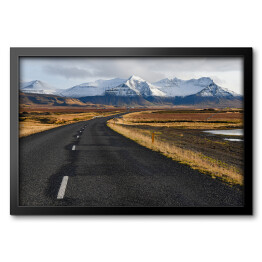 Obraz w ramie Islandzka pusta droga na tle gór zimą