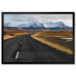 Plakat w ramie Islandzka pusta droga na tle gór zimą