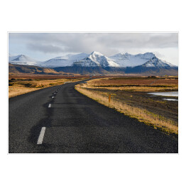 Plakat Islandzka pusta droga na tle gór zimą