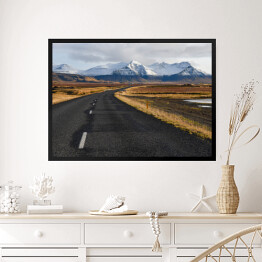 Obraz w ramie Islandzka pusta droga na tle gór zimą