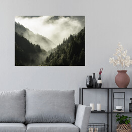 Plakat samoprzylepny Wysoka góra porośnięta drzewami w mgle i chmurze