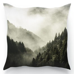Poduszka Wysoka góra porośnięta drzewami w mgle i chmurze