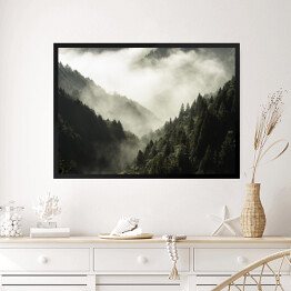 Obraz w ramie Wysoka góra porośnięta drzewami w mgle i chmurze