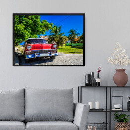 Obraz w ramie Czerwony amerykański klasyczny samochód na plaży, Hawana