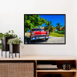 Plakat w ramie Czerwony amerykański klasyczny samochód na plaży, Hawana