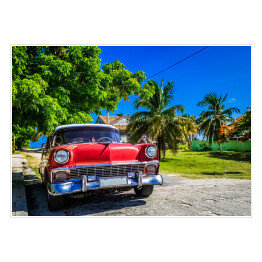 Plakat samoprzylepny Czerwony amerykański klasyczny samochód na plaży, Hawana