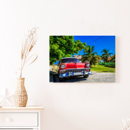 Obraz na płótnie Czerwony amerykański klasyczny samochód na plaży, Hawana
