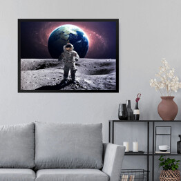 Obraz w ramie Astronauta na spacerze kosmicznym na księżycu na tle planety