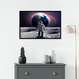 Plakat w ramie Astronauta na spacerze kosmicznym na księżycu na tle planety