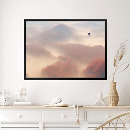 Obraz w ramie Samotny balon lecący nad lasem spowitym mgłą