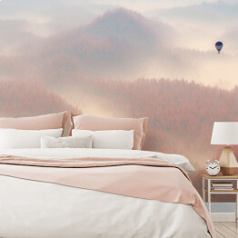 Fototapeta winylowa zmywalna Samotny balon lecący nad lasem spowitym mgłą