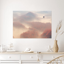 Plakat Samotny balon lecący nad lasem spowitym mgłą