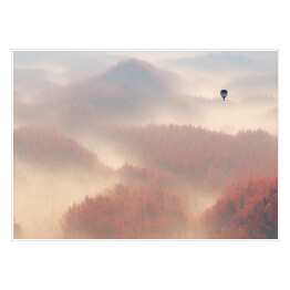 Plakat samoprzylepny Samotny balon lecący nad lasem spowitym mgłą