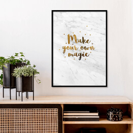 Plakat w ramie "Make your own magic" - złota typografia z gwiazdkami na jasnym marmurze